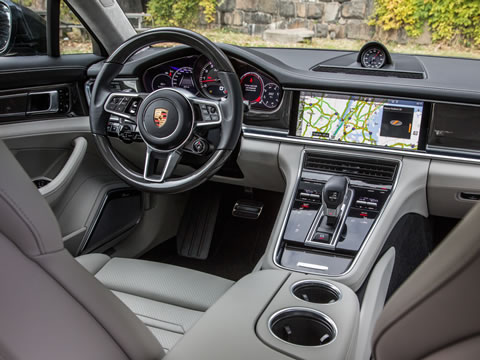Intuitive interface with full functionality in the Porsche Advanced Cockpit