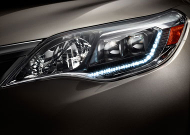 2015 Toyota Avalon Hybrid headlights