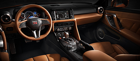 2018 Nissan GT-R center console