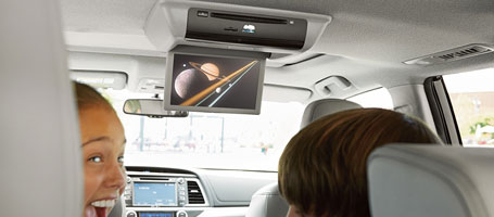 2015 Toyota Highlander Hybrid rear-seat entertainment